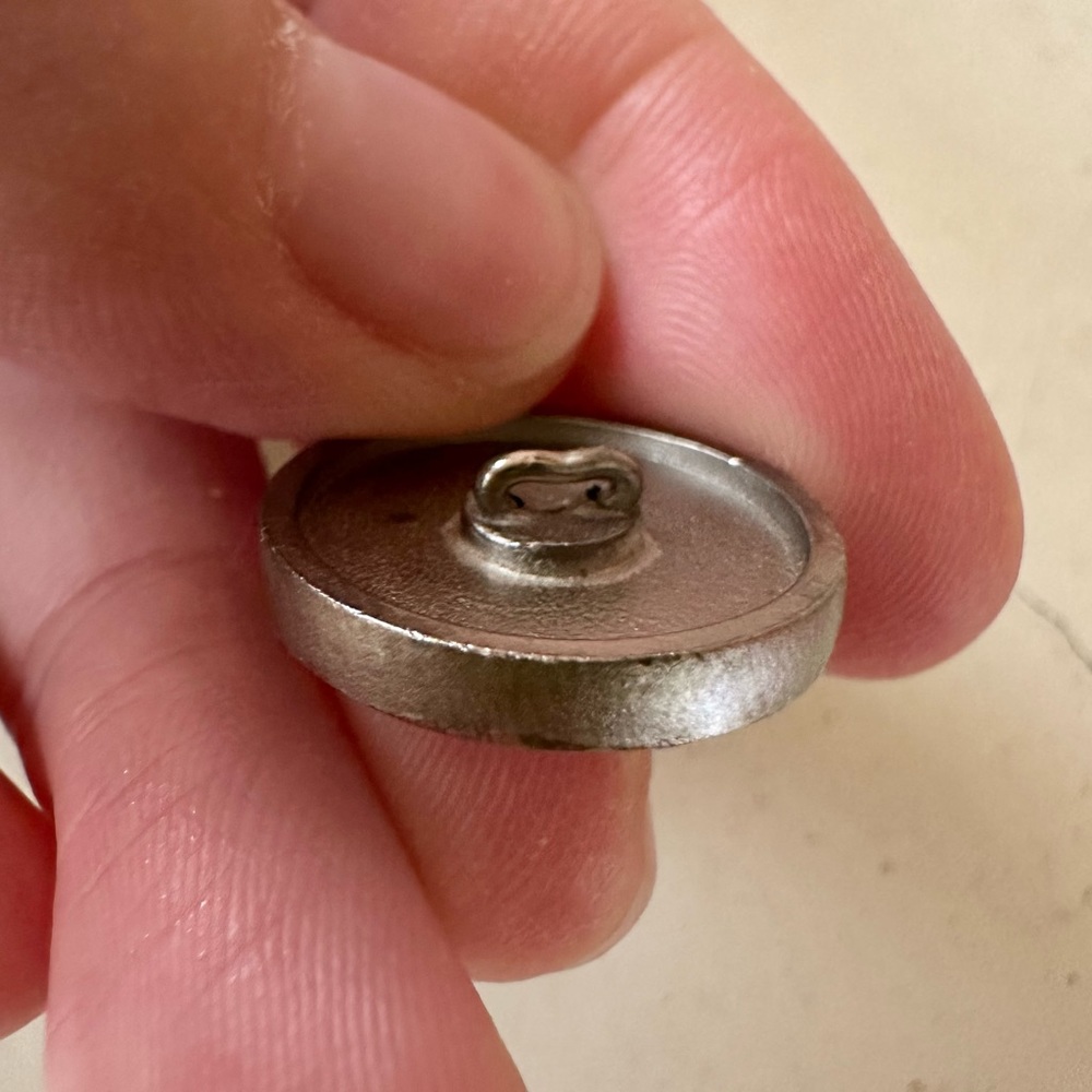 Chanel button - Picture 3 of 4